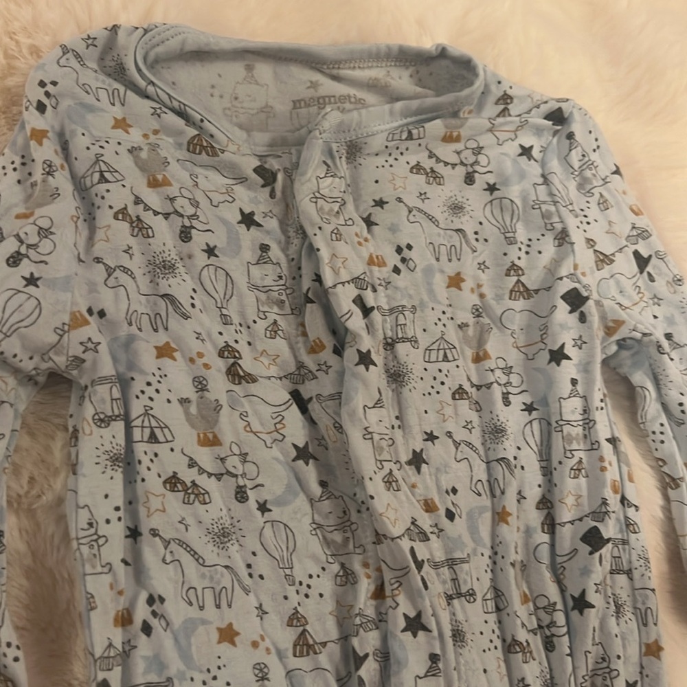 Magnetic me - footsie